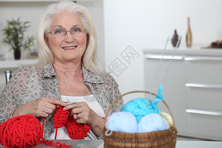 高级妇女编织奶奶闲暇棉布长椅棉纤维画像针脚退休羊毛女性图片