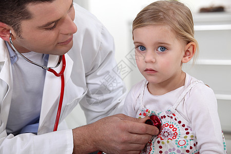 检查一个小女孩的医生图片