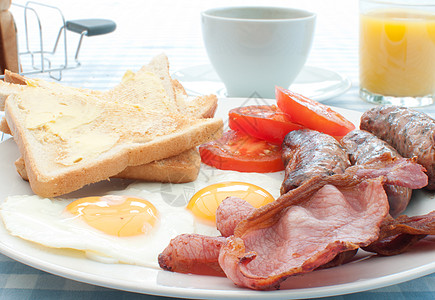 传统的英语早餐会熏肉香肠服务黄油炙烤午餐油炸育肥食物面包图片