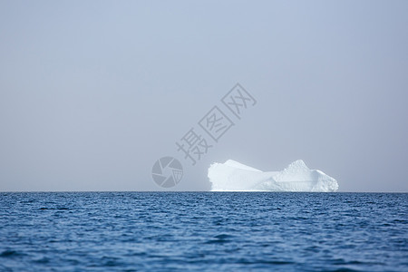 冰山白色海洋蓝色薄雾图片
