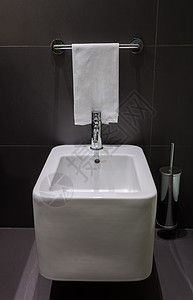 浴室的现代平方管图片
