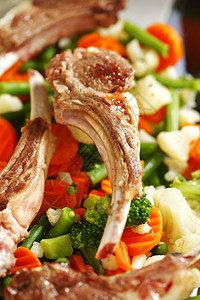烤肋骨和蔬菜牛肉午餐季豆盘子美食腰部香料猪肉餐厅宏观图片