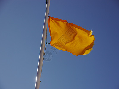 黄旗天空热带高尔夫球黄色飞行课程旗帜球道运动图片