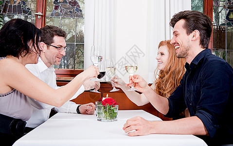 餐厅中快乐笑笑着的人们微笑玻璃酒精团体美食女士享受乐趣讲话成年人图片