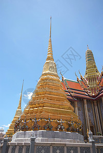寺庙的金塔奢华雕像佛塔旅游监护人艺术力量历史性游客旅行图片