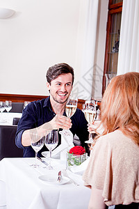 在餐厅欢庆快乐的一对笑着微笑的情侣眼镜推介会女士浪漫女性生日周年幸福纪念日恋人图片