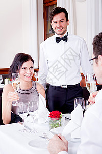 快乐的一对在餐厅笑着微笑的情侣生日恋人浪漫眼镜男人庆典女士酒精推介会纪念日图片