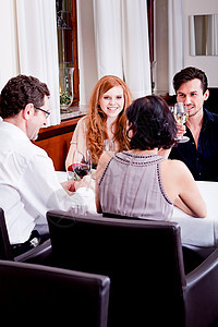 餐厅中快乐笑笑着的人们生日裙子玻璃团体成人男人庆典微笑女士女性图片