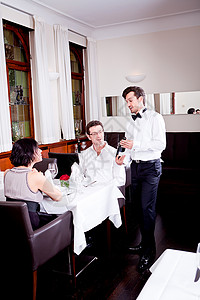 情人节餐厅一对夫妇在餐厅喝红酒男性美食成人食物饮料酒精幸福瓶子菜单女性背景