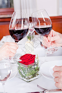 波尔多葡萄酒庄园一对夫妇在餐厅喝红酒成人庆典美食食物菜单生活瓶子男人酒精玻璃背景