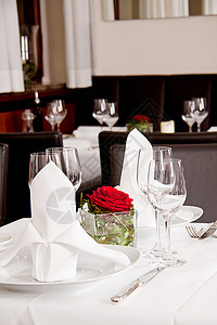 餐厅装饰餐具表格中的空盘器桌子家具宴会桌布盘子机构食物奢华酒店酒杯图片