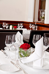 餐厅装饰餐具表格中的空盘器午餐反射宴会刀具酒店奢华食物桌子小册子水晶图片