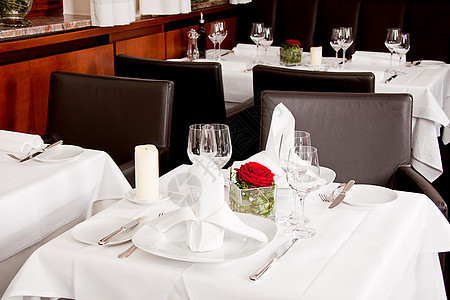 餐厅装饰餐具表格中的空盘器餐巾反射刀具宴会食物酒杯午餐机构盘子银器图片