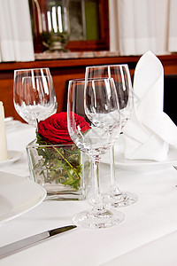 餐厅装饰餐具表格中的空盘器奢华桌布反射玻璃酒杯盘子餐巾食物小册子银器图片