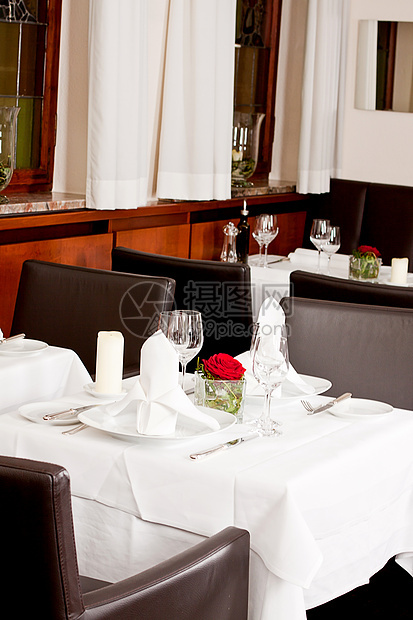 餐厅装饰餐具表格中的空盘器家具酒店食物盘子水晶玻璃桌子奢华宴会机构图片