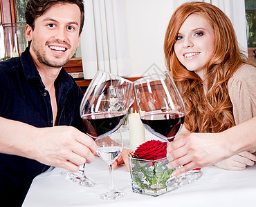 一对夫妇在餐厅喝红酒饮料男人幸福庆典恋人瓶子美食玻璃女性微笑图片