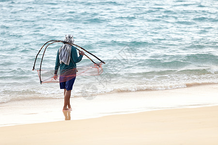 泰国沙滩上带网人图片