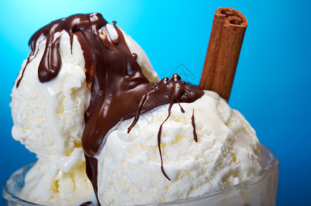 冰淇淋加巧克力酱乳白色糖果杯子玻璃茶点食物诱惑花瓶香草圣代图片