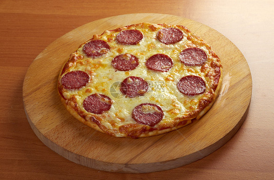 自己制造的披萨披萨辣椒食物营养圆圈脆皮午餐小吃圆形图片