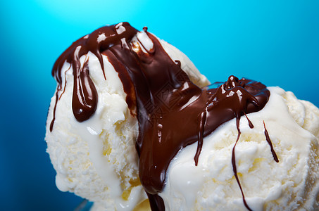 冰淇淋加巧克力酱糖果杯子茶点白色奶油食物美食诱惑工作室玻璃图片