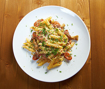 意大利人用意大利方制的意面美食素菜菜板食物桌子创造力烹饪照片香肠西红柿背景图片