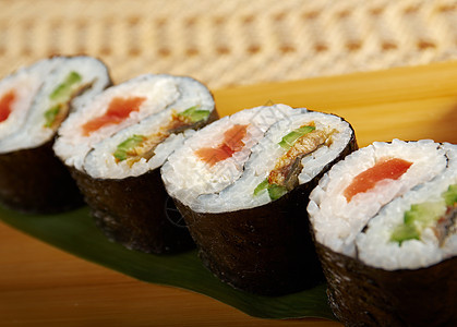 日本寿司盘子美食桌子烹饪熟食食物海鲜芝麻鱼片文化图片