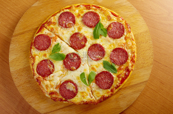 自己制造的披萨披萨辣椒营养圆形午餐小吃圆圈食物脆皮图片
