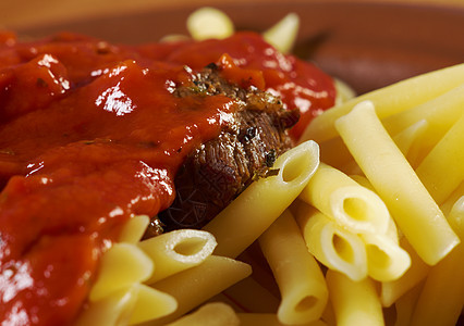 加番茄牛肉酱的意大利面叶子蔬菜美食红色食物香料绿色草本植物料理餐厅图片