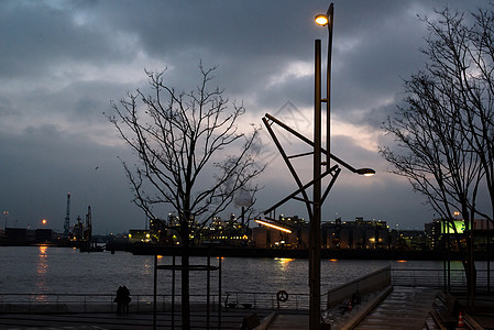 夜间汉堡港口城市夫妻旅行货物船厂商业运输码头船运起重机图片