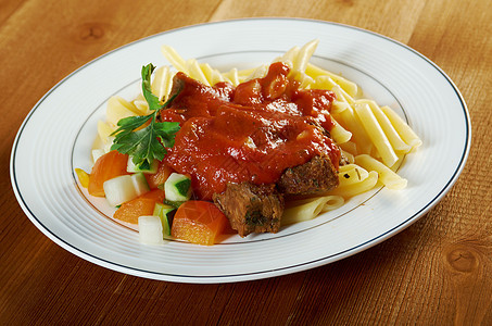 加番茄牛肉酱的意大利面香料牛肉餐厅绿色面条白色盘子叶子料理午餐图片