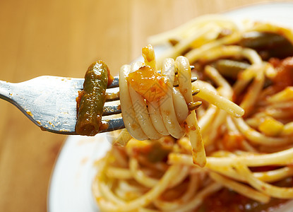 加番茄酱的意大利面草本植物面条香料美食食物蔬菜红色午餐料理叶子图片