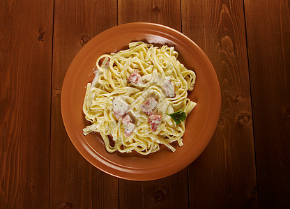 费特奇内阿尔弗雷多烹饪桌子美食面条西红柿创造力香肠食物切菜板木头图片