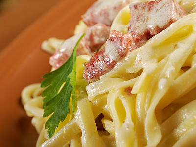 费特奇内阿尔弗雷多桌子香肠烹饪面条素菜创造力美食西红柿切菜板食物图片