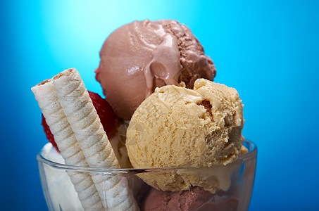 冰淇淋加草莓和巧克力诱惑杯子香草乳白色工作室食物奶油茶点美食白色图片