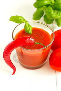 白木木背面的番茄汁辣辣椒和叶食物叶子果汁水果蔬菜玻璃液体绿色香菜胡椒图片