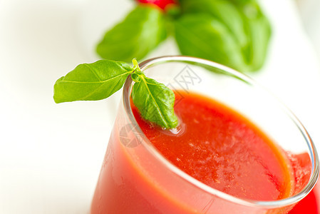 白木桌背景的番茄汁水果食物红色白色果汁蔬菜液体玻璃叶子绿色图片