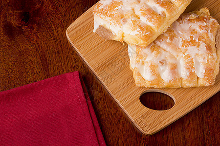 甜甜卷面包餐巾食物盘子面团红色糕点图片