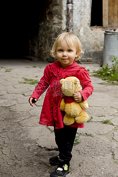 带泰迪熊的金发女孩孤独感玩具熊红外套工业城市小姑娘图片