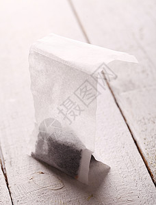 白色表面的茶袋文化茶点治疗绳索标签植物宏观食物饮料茶包图片