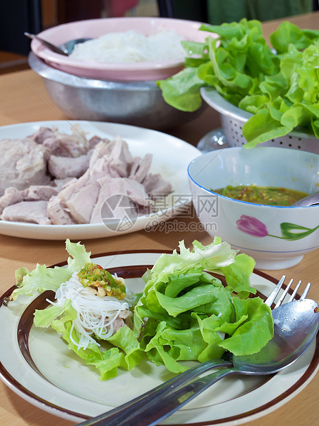 泰式沙拉沙拉食物餐厅绿色午餐面条饮食沸腾辣椒盘子图片