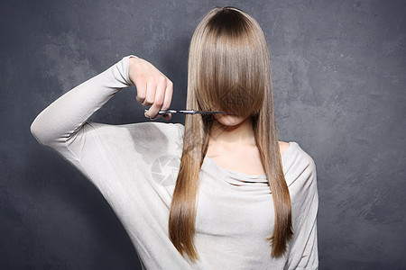 有剪剪刀的女孩女士发型剪发理发师工具黑发造型工作室理发头发图片