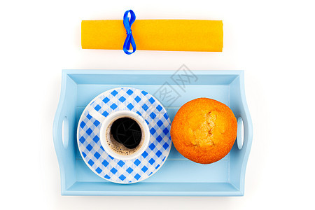 带咖啡杯的松饼 放在早餐的盘子里餐巾纸饮食蓝色托盘白色杯子咖啡甜点诱惑棕色图片