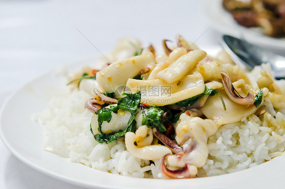 海鲜和大米油炸乌贼章鱼盘子蔬菜胡椒图片