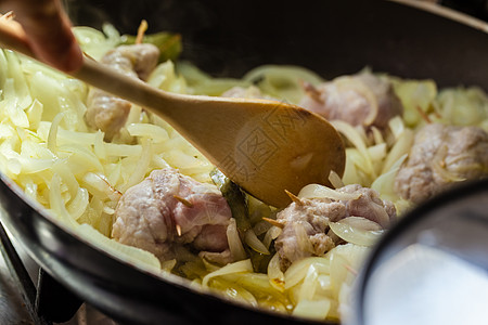 煮饭美食家食材猪肉平底锅勺子洋葱草药香菜食物午餐图片