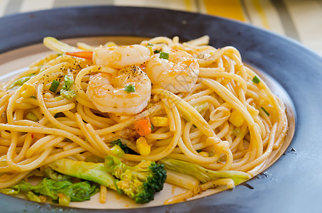 美味的意大利面盘子香菜面条海鲜蔬菜营养食物图片