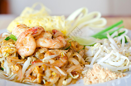 亚洲风格食品油炸食物黄色海鲜面条盘子白色红色蔬菜图片
