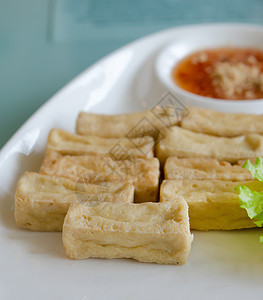 炸豆豆腐油炸美食白色棕色油条酱料素食食物蔬菜图片