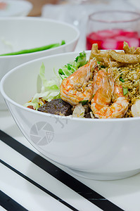 碗里的面条猪肉海鲜绿色香料美食蔬菜营养胡椒草药辣椒图片