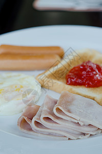 新鲜鲜饭面包盘子早餐蔬菜红色营养食物鸡蛋猪肉白色图片