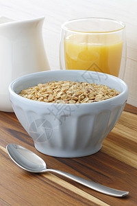 美味健康早餐好吃坚果葡萄干食物燕麦营养液体酸奶橙汁玻璃奶制品图片